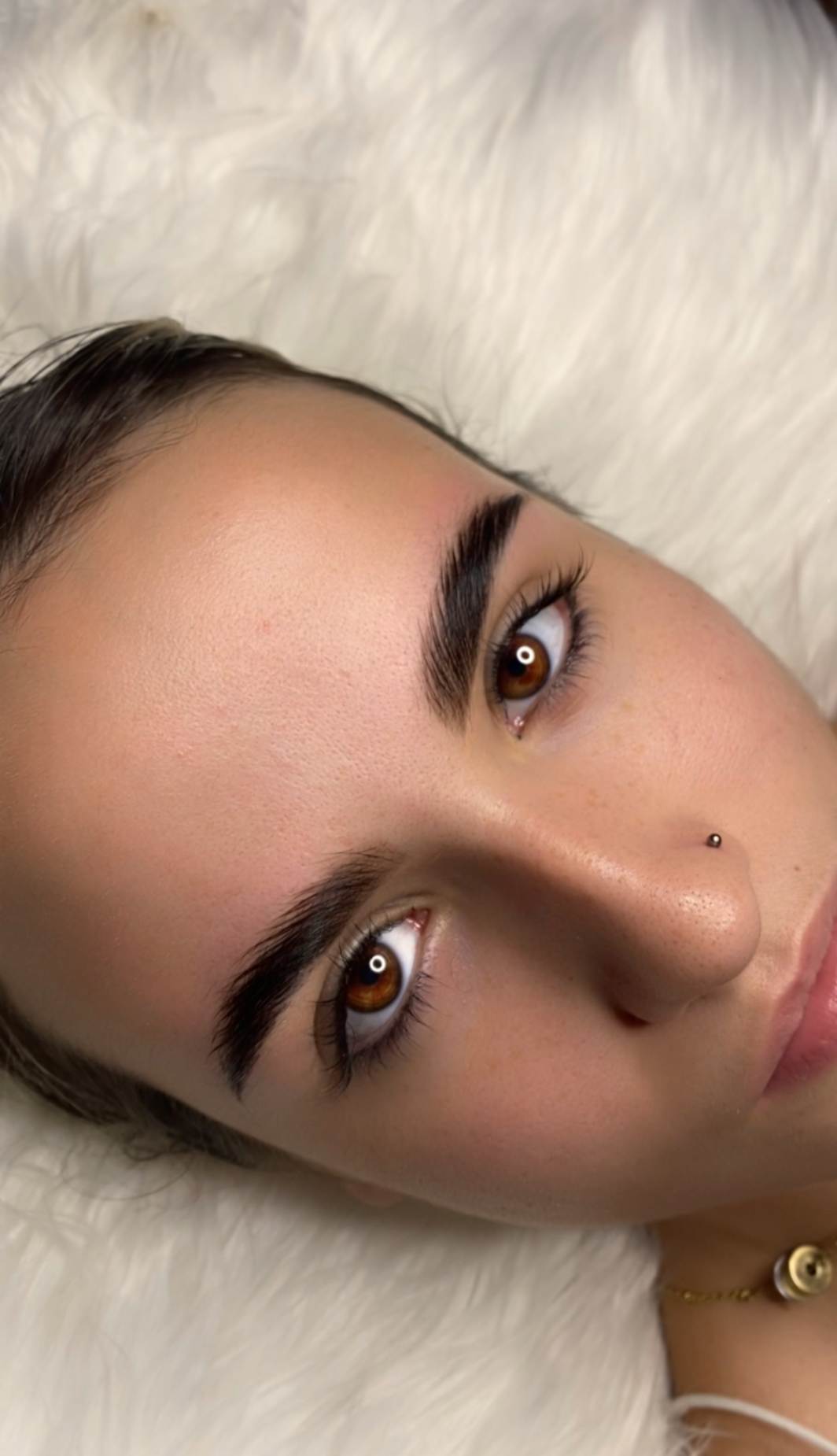 Laminado de cejas con henna